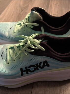 Hoka Black and Blue M Bondi 9 Label Detail